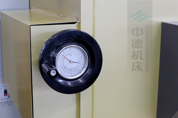 ZDG-632刀片間隙調(diào)節(jié)裝置，設置在機架前面，并有刻度顯示，調(diào)節(jié)方便.jpg