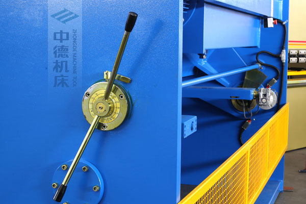 ZDSK-1632剪板機刀片間隙手動調(diào)節(jié)器，刻度清淅，調(diào)節(jié)省力又簡便.jpg