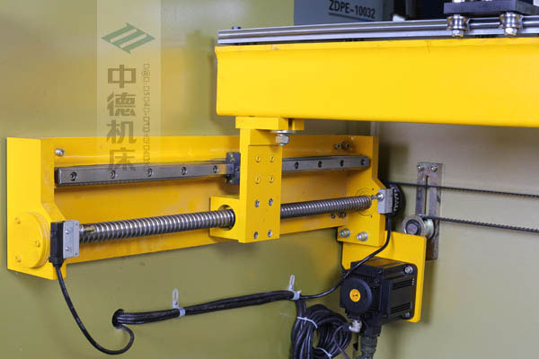 ZDPK-10032X軸配有滾珠絲桿及直線導(dǎo)軌，大功率伺服電機(jī)，鋼絲同步帶，能顯著提升X軸定位精度及速度