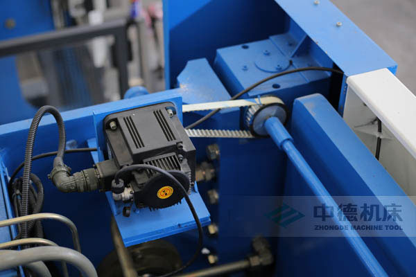 ZDPK-10032配有Y軸伺服定位功能，能精確有效提高Y軸精度，并使工作效率明顯提高